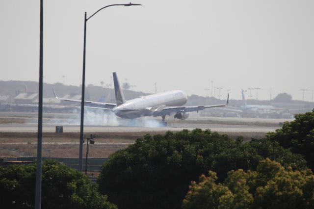 BOEING 757-300 (N75851)