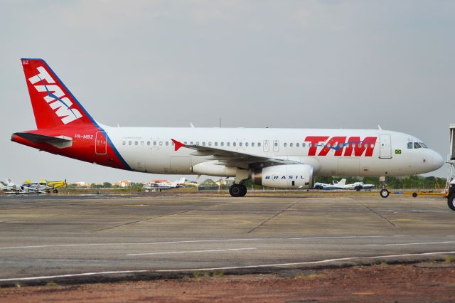 Airbus A320 (PR-MBZ) - Após pernoite, aeronave estava sendo rebocada para o Finger A