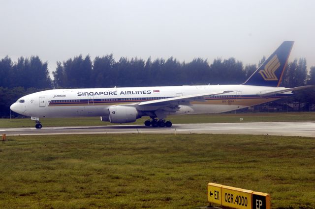 Boeing 777-200 (9V-SVA) - 2004 - Under an huge rain storm. In 2010 Royal Brunei Airlines V8-BLC, In 2014 back to Singapore, and stored