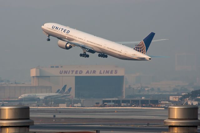 BOEING 777-300ER (N2846U)