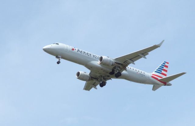 Embraer ERJ-190 (N946UW) - Shown here is an American Airline Embraer E190 a few moments until landing in the Spring of 2017.