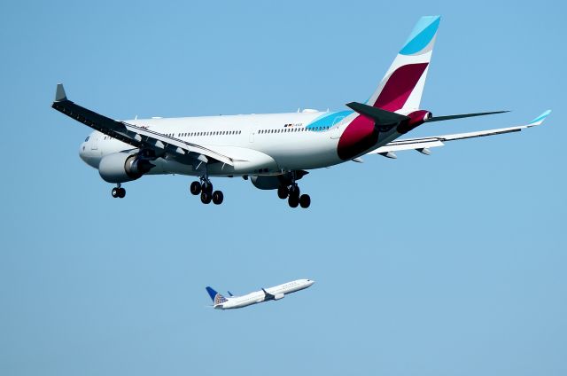 Airbus A330-200 (D-AXGB) - Eurowings 186 arrival on 4R as a UA 737 departs on 15R