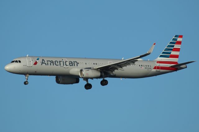 Airbus A321 (N933AN) - Arriving runway 27