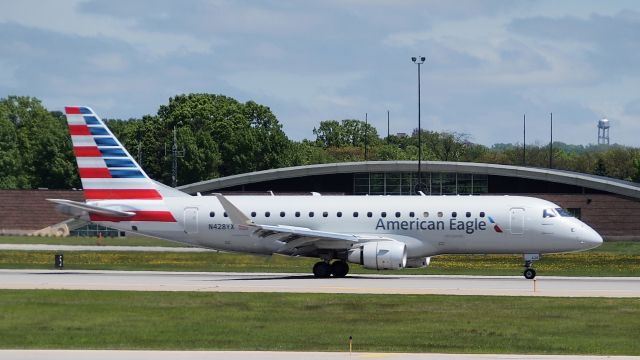 Embraer 175 (N428YX)