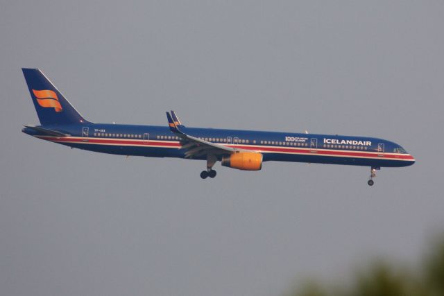 BOEING 757-300 (TF-ISX)