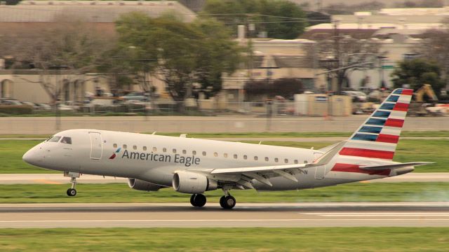 Embraer 170/175 (N214NN)