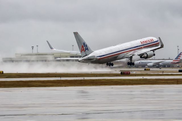 BOEING 767-300 (N354AA)