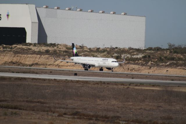 Airbus A321neo (XA-VLV) - TAXING ALPHA TO HEAD 27 MMTJ
