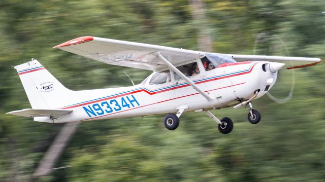 Cessna Skyhawk (N9334H) - N9334H climbing out of College Park Airport’s runway 15 for some flying over the Chesapeake Bay