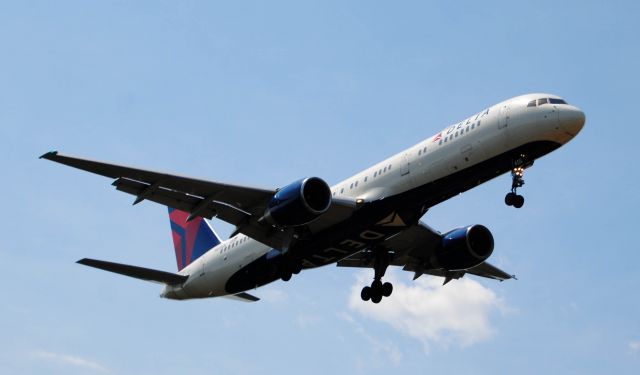 Boeing 757-200 (N655DL) - Delta 757 Charter Landing at HPN to pick up the New York Rangers.  