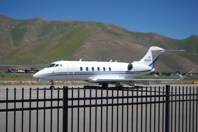 Canadair Challenger 350 (N10EH)