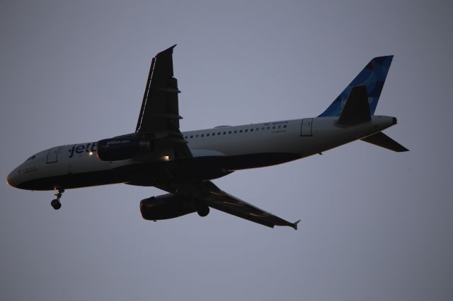 Airbus A320 (N652JB)