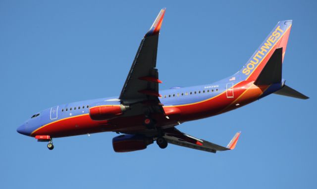 Boeing 737-700 (N493WN) - On Final to 30L, Blue Bubble on top behind wing caused me concern, that I sent copy of pic to SW, they later identified it as "Row 44 WiFI" .. which is being installed on all their aircraft.