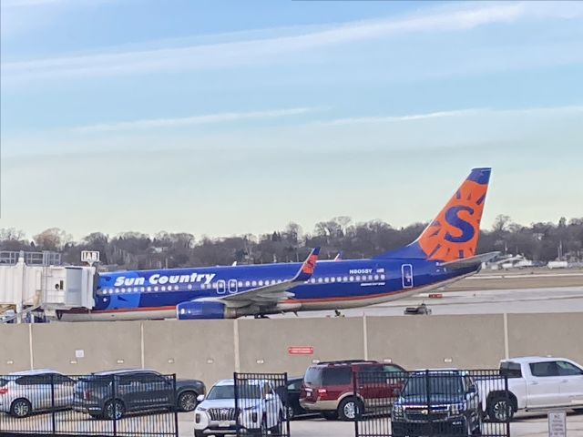 Boeing 737-800 (N805SY)