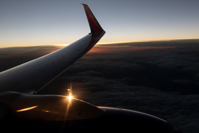 Boeing 737-700 (N913WN) - Last glimpse of sunlight over Kansas 