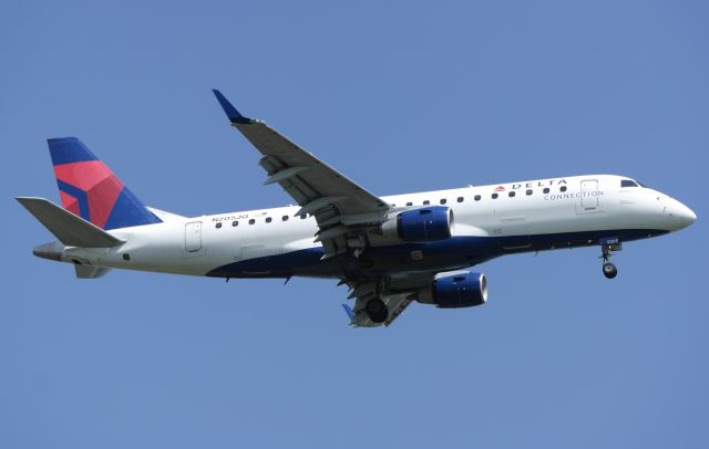 Embraer 170/175 (N205JQ)