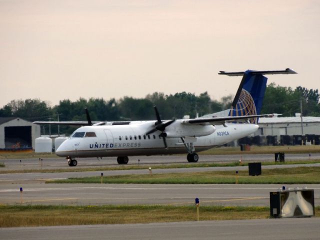 de Havilland Dash 8-300 (N839CA)