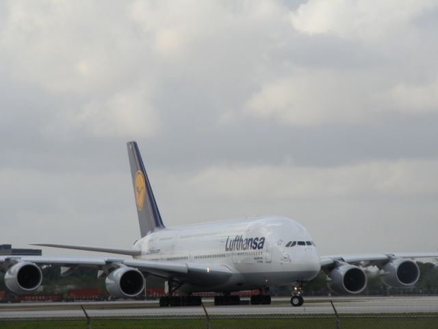 Airbus A380-800 (D-AIMC)