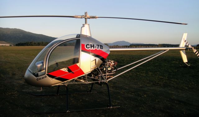 — — - Cicaré CH-1: fue el primer helicóptero que diseñó y construyó y voló el ingeniero argentino Augusto Cicaré en 1958, efectuando su primer vuelo fue en 1961. Esta máquina, al igual que su motor, fueron creados con materiales e instrumentos que se encontraban a su alcance en su taller agrícola, los cuales no eran propiamente materiales ni instrumentos aeronáuticos. El CICARE CH-1 se constituye en la primera aeronave de este tipo desarrollada y construida en Sudamérica.1​