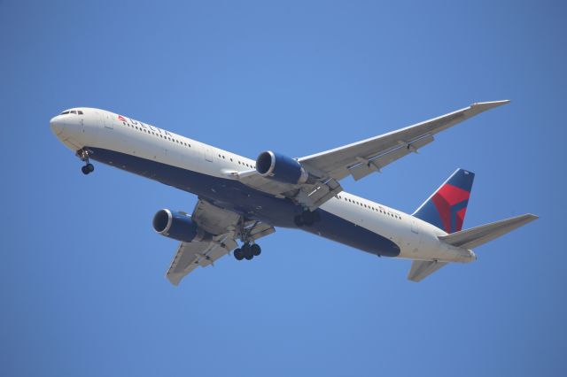 BOEING 767-400 (N843MH)