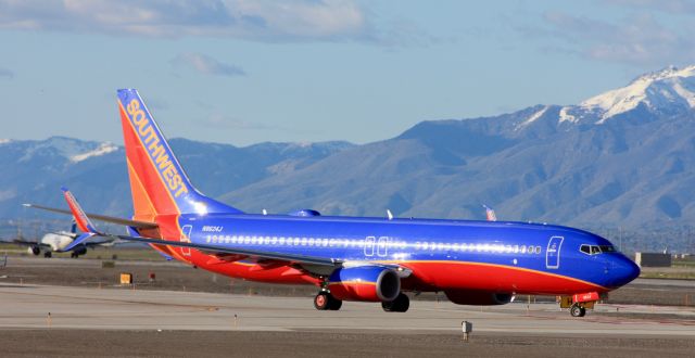 Boeing 737-800 (N8624J)