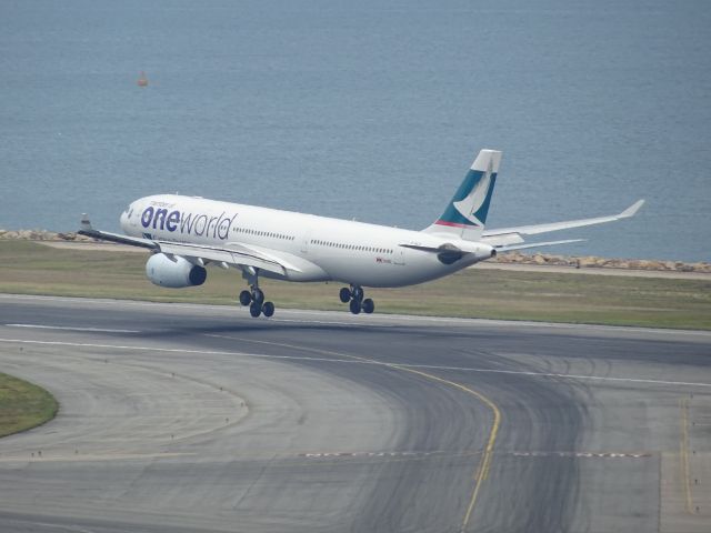 Airbus A330-300 (B-HLU) - landing on 25R RWY