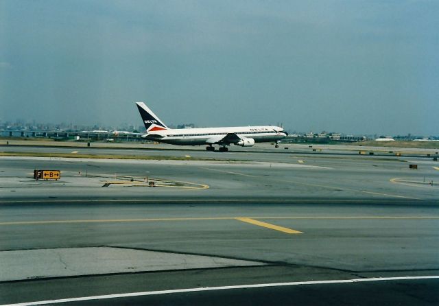 — — - Delta B-767 departing KLGA