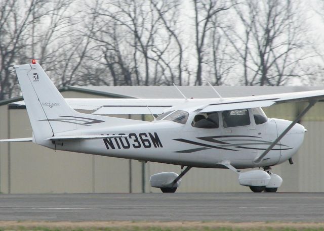 Cessna Skyhawk (N1036M) - About to lift off of runway 14 at the Shreveport Downtown airport.