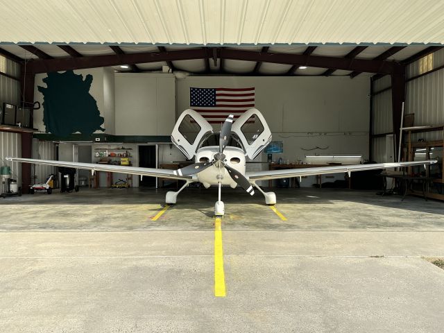 Cirrus SR-22 (N993MM)