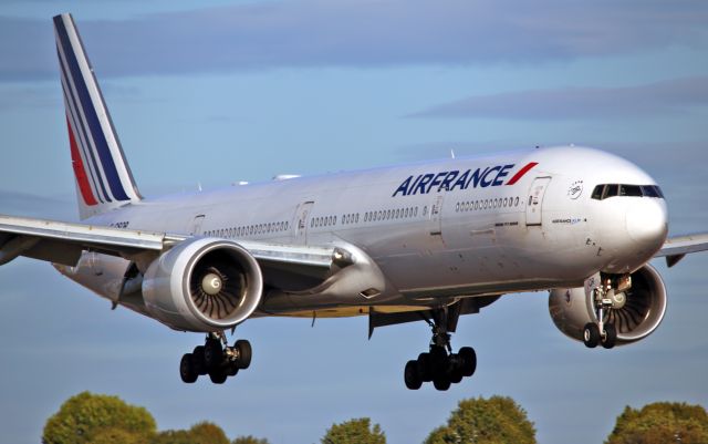 BOEING 777-300ER (F-GSQR) - Rare landing runway 24/06.