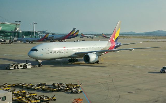 Boeing 777-200 (HL7739) - Asiana 777-28E/ER HL7739 at Seoul (ICN) on Oct 8, 2014.