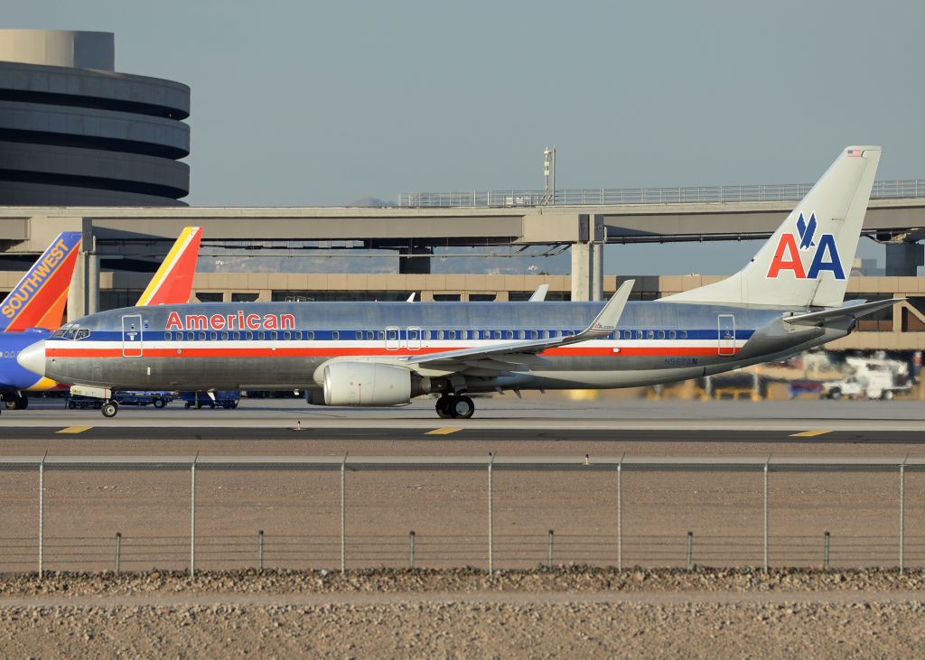 Boeing 737-800 (N962AN)