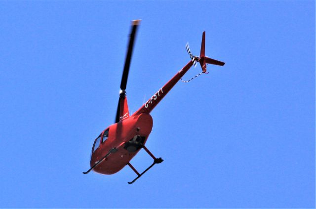Robinson R-44 (C-FSYT) - C-FSYT ROBINSON R-44 RAVEN QUEBEC HELICOPTERES INC. survolant la ville de Lavaltrie QC. le 20-06-2022 à 14:09