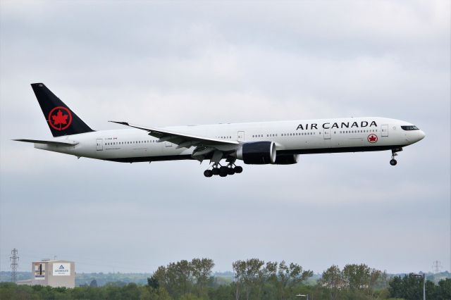 BOEING 777-300 (C-FIUR) - AIR CANADA 852