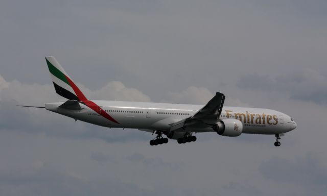 BOEING 777-300ER (A6-ECQ)