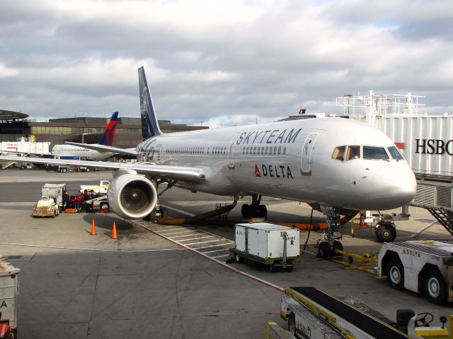 Boeing 757-200 (N717TW)