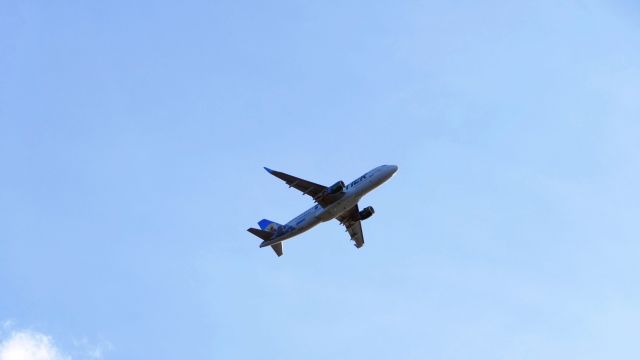 Airbus A320 (N235FR)