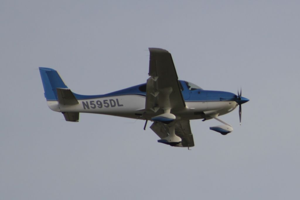 Cirrus SR-22 (N595DL)