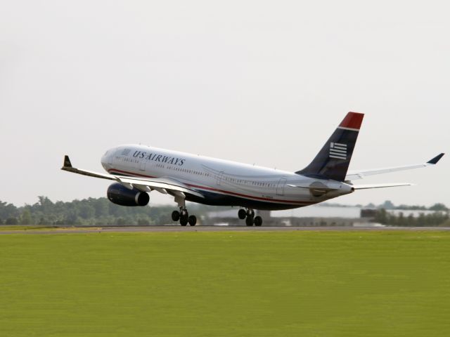 Airbus A330-300 (N281AY) - An Aribus A330 of US Airways taking off.