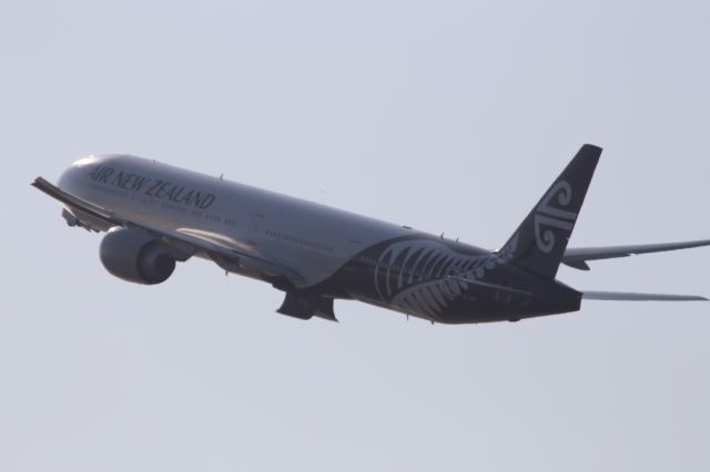 BOEING 777-300 (ZK-OKO)