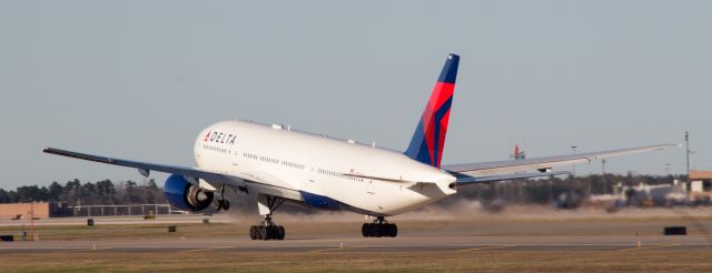 Boeing 777-200 (N866DA) - After dropping off the Atlanta Falcons, this bird heads out for it's next haul.