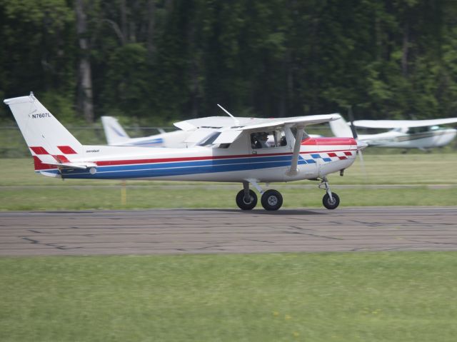 Cessna 152 (N7607L) - Touch and go runway 08. 1 JUN 1016.