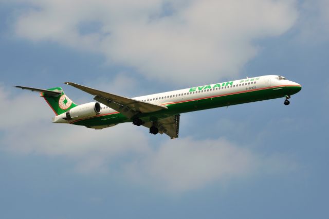 McDonnell Douglas MD-90 (B-17925) - 2011/6/28