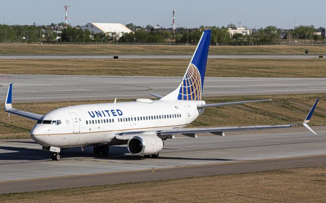 Boeing 737-700 (N13716)