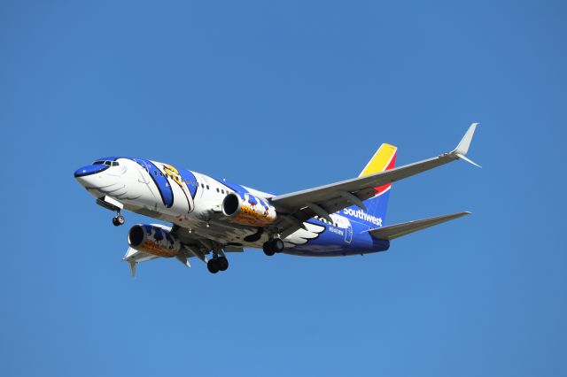 Boeing 737-700 (N946WN) - Southwest's "Louisiana One" 737-700 on final for 23L