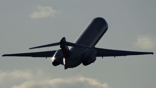 Boeing 717-200 (N948AT) - Backlit shot of a 717 departing runway 32