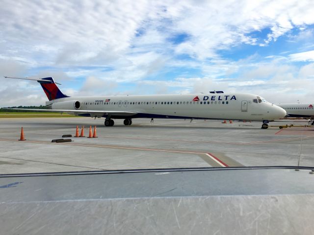 McDonnell Douglas MD-88 (N903DE)