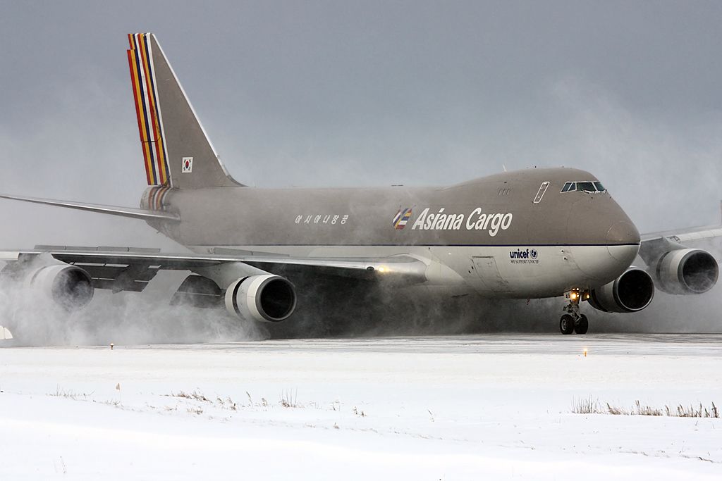 Boeing 747-400 (HL7419) - a nice snowy arrival.