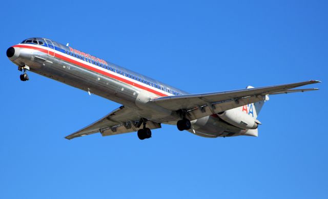 McDonnell Douglas MD-83 (N597AA)