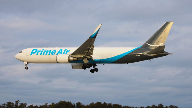 BOEING 767-300 (N613AZ) - Arriving as ATN3348 from SFO